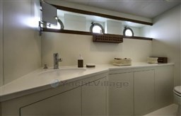 ggentleman yacht bathroom