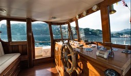 Wheelhous gentleman yacht 2