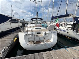 2001 Beneteau Oceanis 40 CC sailboat docked at marina, Italian flag displayed.