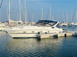 2005 Innovazione e Progetti Mira 43 yacht docked in a marina.