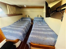 Twin cabin with blue bedding in 2005 Innovazione e Progetti Mira 43 yacht.