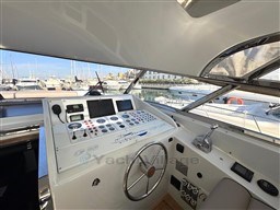 Helm of 2000 Rizzardi CR 53 Top Line yacht, featuring control panel and steering wheel.