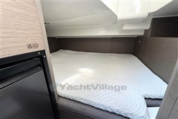 2024 Beneteau Flyer 9 SUNdeck cabin interior with cozy bed and modern design.
