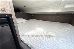 2024 Beneteau Flyer 9 SUNdeck cabin interior with cozy bed and modern design.