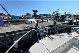 2024 Beneteau Flyer 9 SUNdeck docked at a marina with clear blue skies.