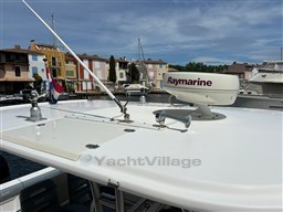 2005 Boston Whaler 320 Outrage with Raymarine radar in a marina setting.