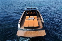 2022 Pardo Yachts P43 cruising on blue waters, showcasing luxury and elegance.