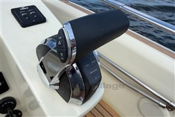 Throttle control of 2023 Invictus GT 280 boat, featuring sleek design and modern controls.