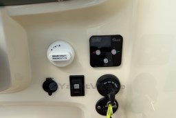Control panel of 2023 Invictus GT 280 featuring SmartCraft diagnostics and Quick thruster control.