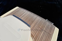 Teak deck of 2023 Invictus GT 280 yacht, featuring sleek design and elegant finish.