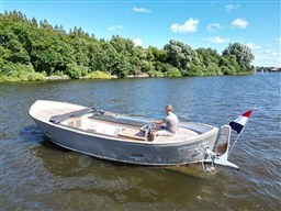 1978 Sloop 785 boat on a scenic river with lush green trees.