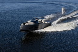 2026 Pardo Yachts 43 cruising on open water, creating a dynamic wake.