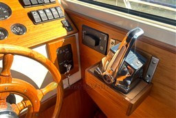 Wooden boat dashboard with steering wheel and chrome throttle lever, INTER 9000 Sportivo, 2008 model.