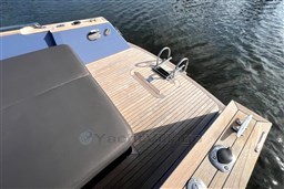 Isloep Rapida 990 boat deck with wooden finish and water view, 2010 model.