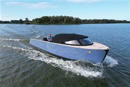 Isloep Rapida 990 boat cruising on a serene lake, 2010 model.