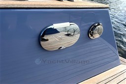 Close-up of Isloep Rapida 990 boat's chrome fittings, reflecting water and deck, 2010 model.