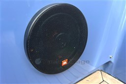 Speaker on Isloep Rapida 990 boat, 2010 model, with blue background.
