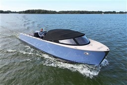 Isloep Rapida 990 boat cruising on a lake, 2010 model, sleek design, calm waters.