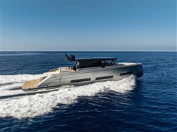 2025 Pardo Yachts GT75 cruising on open sea under clear blue sky.