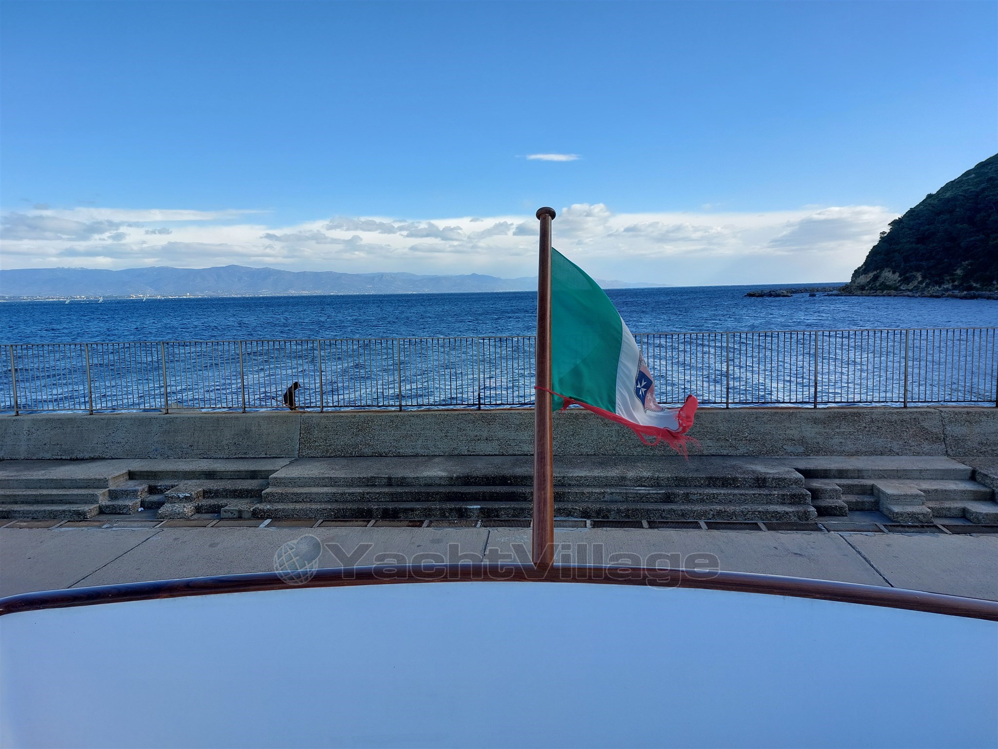 Picchiotti 68, Cabanon, flybridge det