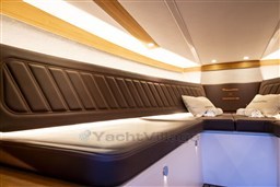 FxP-850-Fantom-cabin-1.jpg