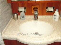 Bertram 450 bathroom.jpg