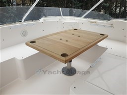 Bertram 450 Fly dinette.jpg