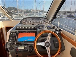 Riviera 3600S helm station