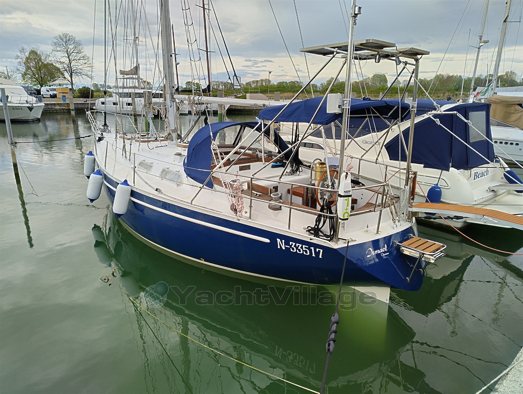 Wasser - Im Hafen mit Badeplattform