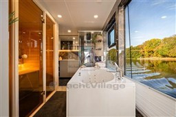 Lake Suite 15