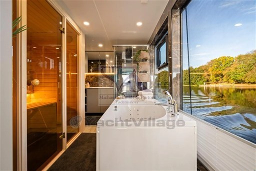 Lake Suite 15