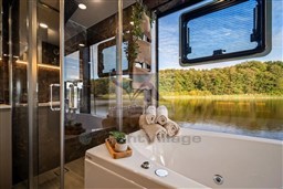 Lake Suite 18