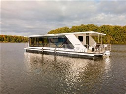 Lake Suite 12