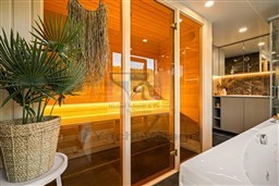Lake Suite 16