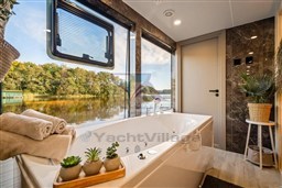 Lake Suite 20