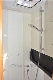 Nautitech_46_fly_Gelmar_doccia