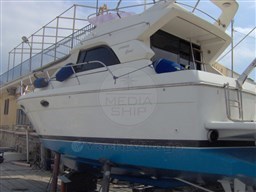 UNIESSE - GIANT FLY - exteriors