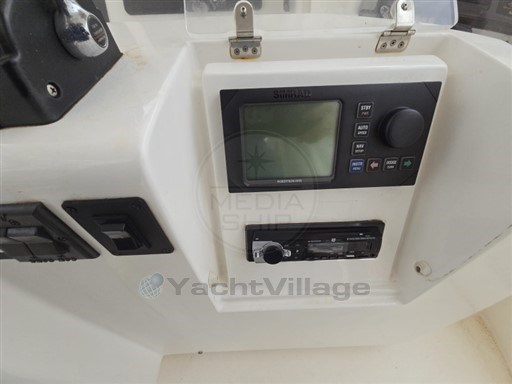 BERTRAM YACHTS - BERTRAM 390 CONVERTIBLE - electronic