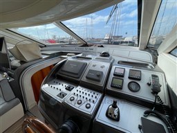 CAYMAN YACHTS - CAYMAN 54 - electronic