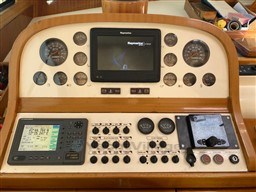 CAYMAN YACHTS - CAYMAN 54 - electronic
