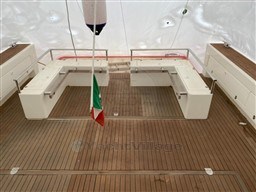 V YACHT - V40 - exteriors