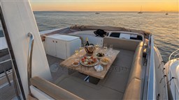Aperitivo al tramonto sul flybridge B