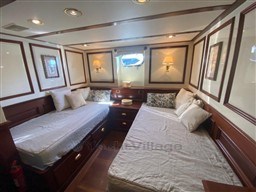 HATTERAS YACHTS - HATTERAS 70 - interiors