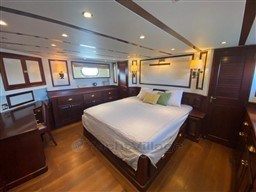 HATTERAS YACHTS - HATTERAS 70 - interiors