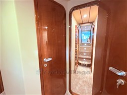 Ferretti 165-28-corridoio