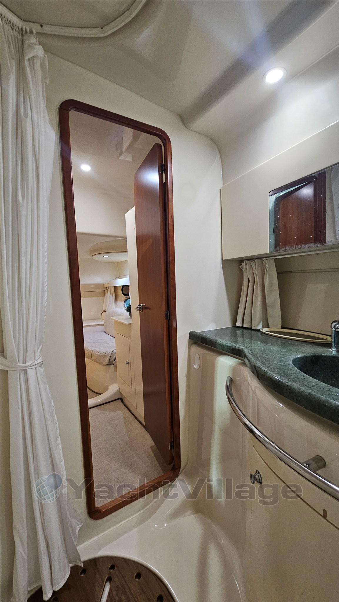 SESSA MARINE OYSTER 35 Accesso al bagno da cab. di poppa.