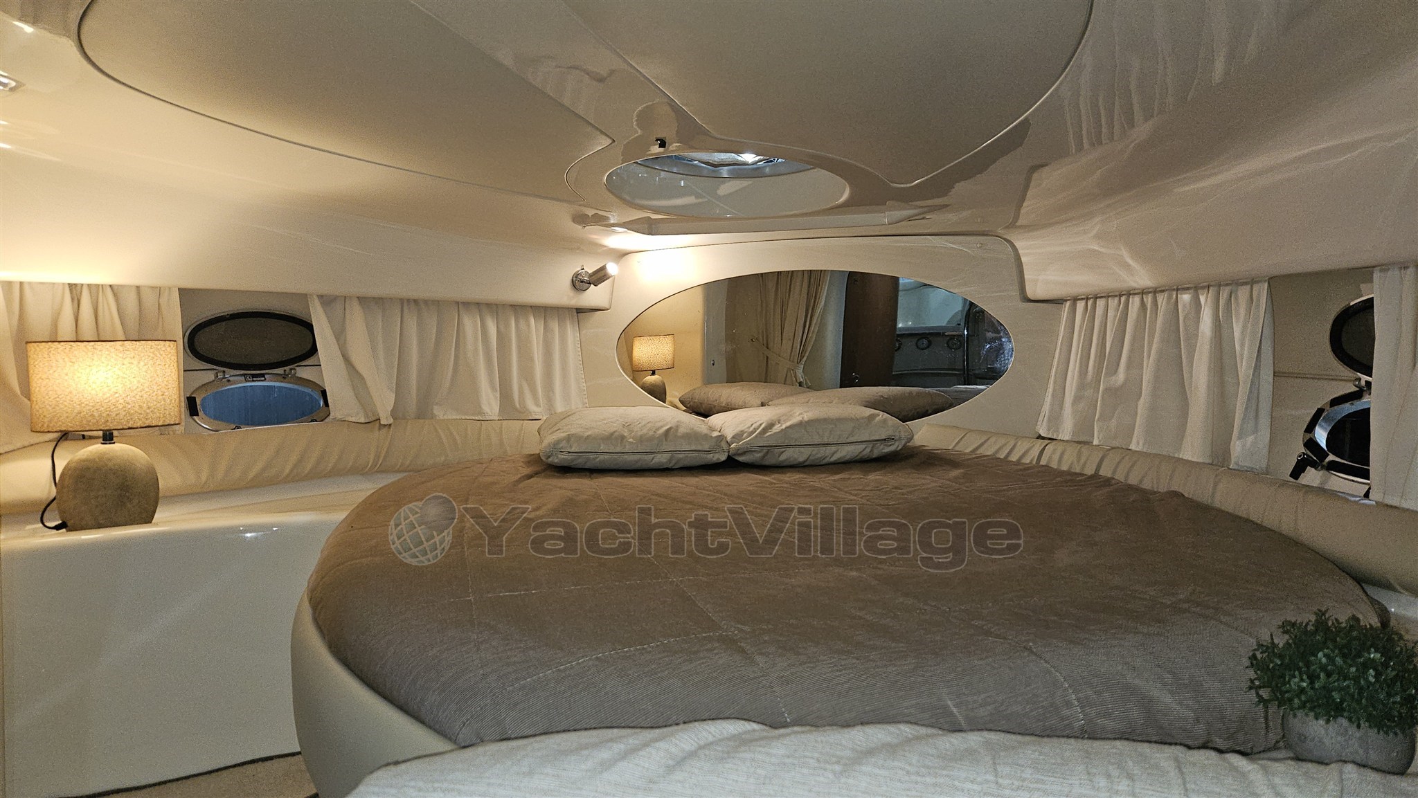 SESSA MARINE OYSTER 35 Zona Letto matrimoniale a prua chiudibile con tenda.