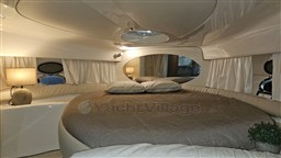 SESSA MARINE OYSTER 35 Zona Letto matrimoniale a prua chiudibile con tenda.