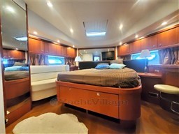 Sunseeker Manhattan 70Vip a prua 