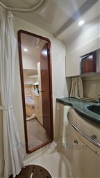 SESSA MARINE OYSTER 35 Accesso al bagno da cab. di poppa.